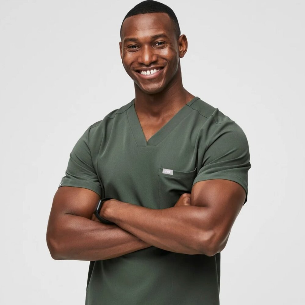 Men's FIGS Moss Chisec scrub top - NWT - Size M